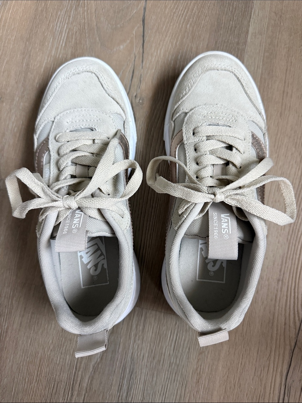 Vans Women’s EUC SIZE 5.5 Cream & White Low-Top Metallic Sneakers